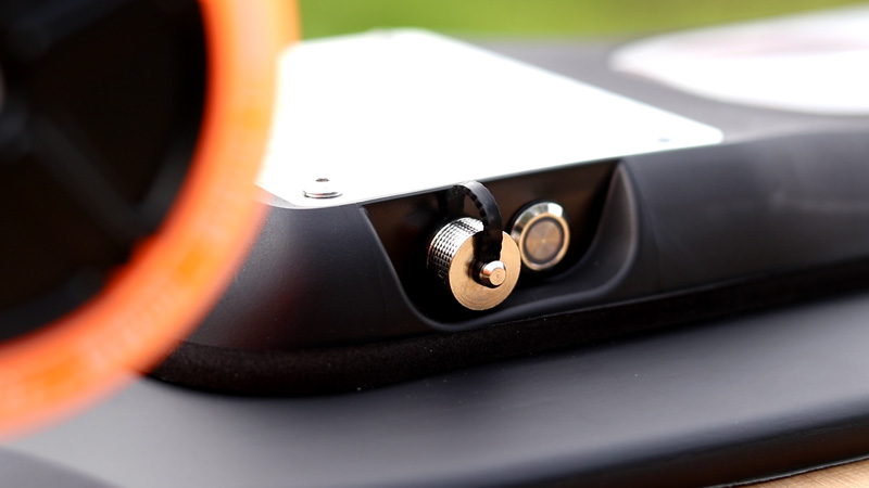 Metallic cap on the charging port of the enSkate R3 Mini