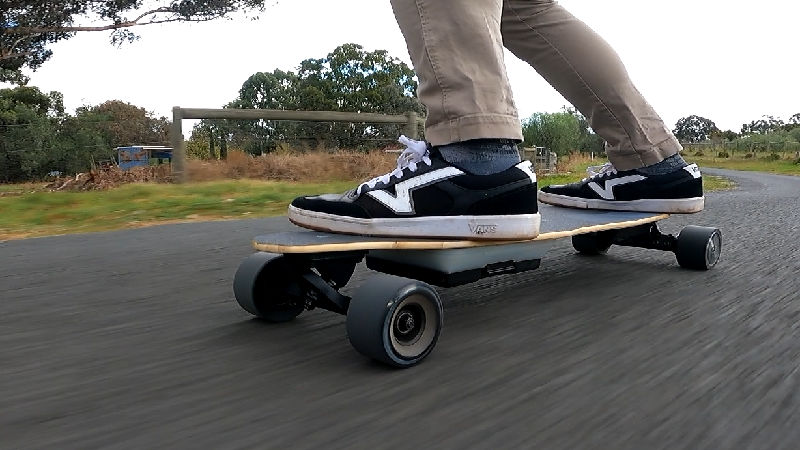 Riding the Uditer W3 electric skateboard