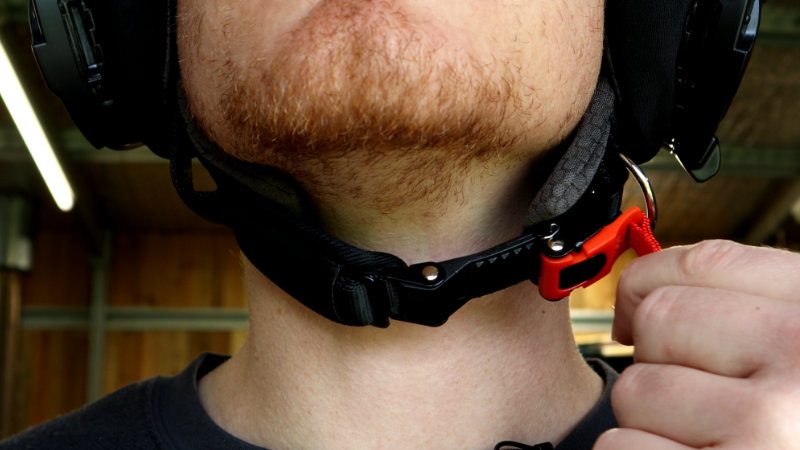 Easy release chin strap on Nobleman TK02 helmet